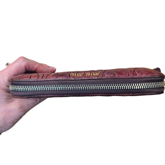 Miu Miu Red Leather Matelasse Wallet Zip Around Clutch Authentic - Picture 5 of 8